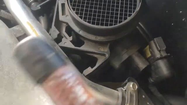 Mercedes W211 P0101 Замена Датчика расхода воздуха REPLACE THE MAF SENSOR ON MERCEDES W211 P0101 смотреть онлайн