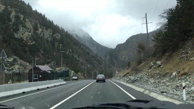 Живописный участок трассы Зарамаг-Бурон. Северная Осетия. Транскам. (айфоновидео)