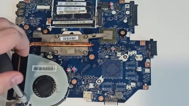 КАК РАЗОБРАТЬ НОУТБУК, ПОЧИСТИТЬ ОТ ПЫЛИ И ЗАМЕНИТЬ ТЕРМОПАСТУ НА ПРОЦЕССОРЕ смотреть онлайн