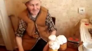 Бабушка рядышком с дедушкой