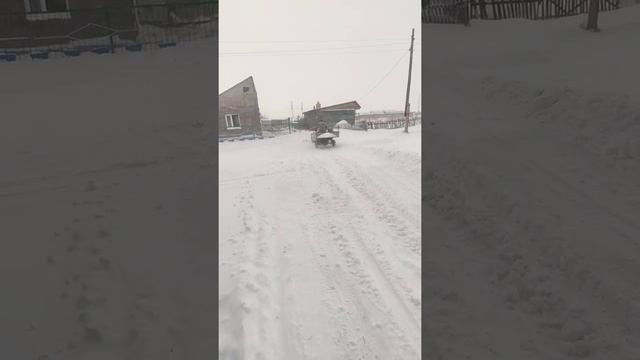 как мотороллер муравей чистит снег. Отвал на муравей смотреть онлайн