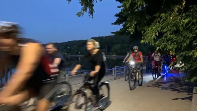 Пятничная вечерняя велопрогулка велоклубов ВелоВАО и ВелоМГУ. Июнь 2020 смотреть онлайн