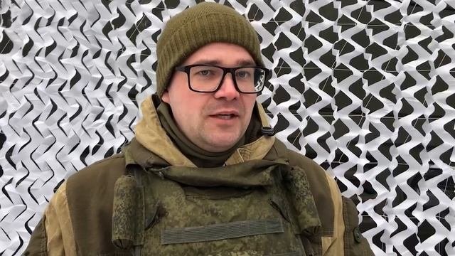 Поздравление женщин военнослужащими ЗВО