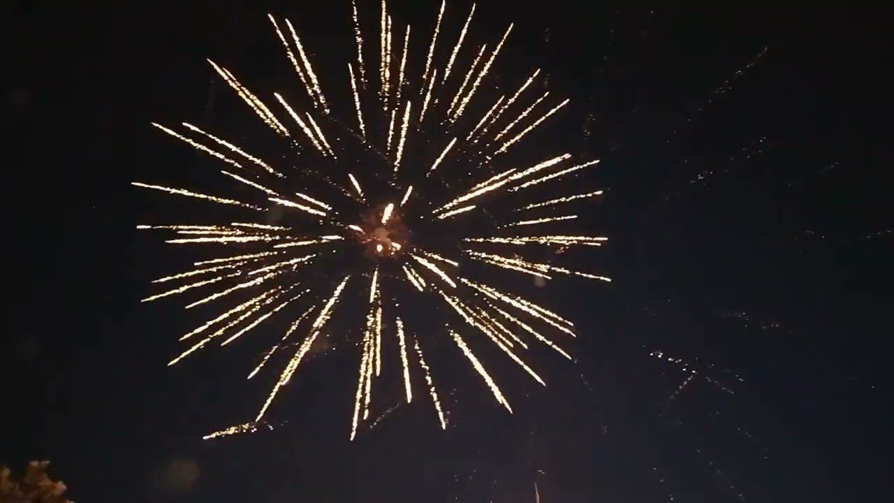4 минуты вашего времени не пожалеете!Очень красивый фейерверк, день России в Усть-Лабинске 12,06.22.