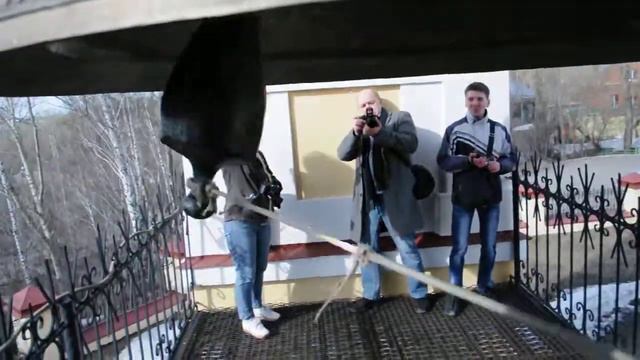 Звучание огромного колокола в городе Томске