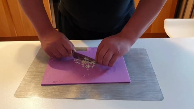 Рецепт к закускам - чесночное масло. Два ингредиента и можно использовать как заправку для салатов