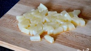 Пицца с ананасами и креветками