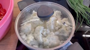 Овощной салат из цветной капусты, помидоров, огурцов, болгарского перца и зелени