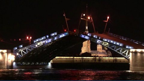 В Петербурге перед началом навигации специалисты проверили состояние разводных мостов