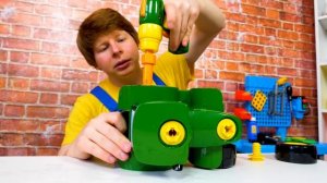 Зеленый трактор упал в бассейн. Чиним машинки — Видео про игрушки для мальчиков