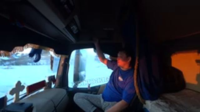 дальнобой с нуля,СТАЖИРОВКА водителя.встреча с друзьями.в паре по уралу.Вольво или Мерседес? смотреть онлайн