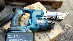 Аккумуляторные ножницы по металлу Makita DJS 130 Z/RFE ( Ножници макита по металу в работе)
