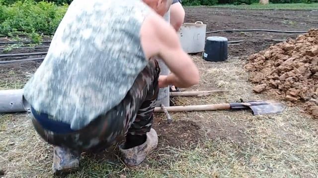 Как бурят скважины для полива. Drilling a well for irrigation. смотреть онлайн
