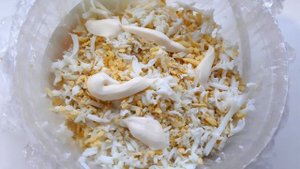 Салат слоеный с мидиями, рисом и нори