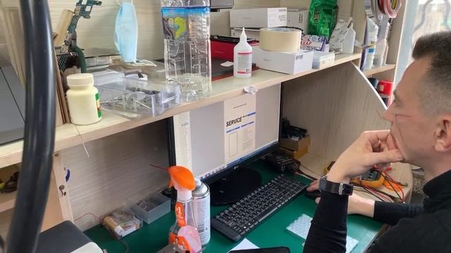 Инженеры сервисного центра за работой смотреть онлайн