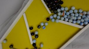 Горка для шариков - черные и белые шарики катятся с горки.