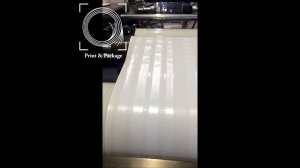 Нанесение клея расплава полосами на бумаге для самоклеющихся этикеток