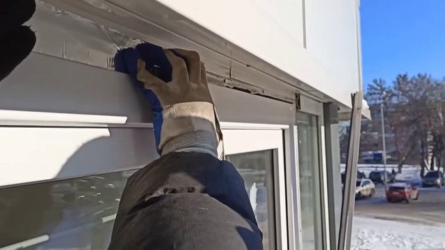 Установка фрамужного окна со створкой в фасадное остекление ФОКа с автовышки по ГОСТу