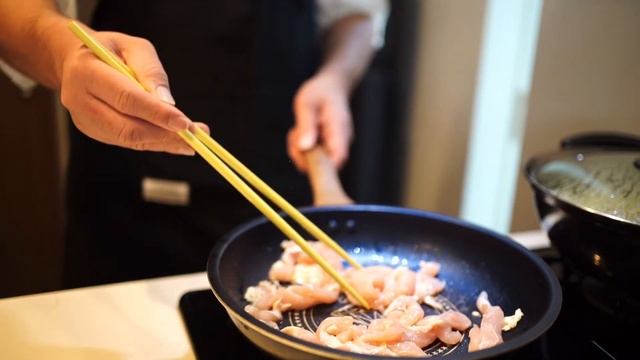 【めっちゃ安】忙しい妻を支える！鶏むね肉で作る簡単作り置きおかず5品！簡単おいしいヘルシー！Nobu makes 5 pre-made chicken breast dishes смотреть онлайн