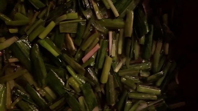 Тушеные ( жареные )листья и стебли молодого чеснока.