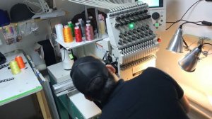 Машинная вышивка 3D на кепках, бейсболках. как правильно вышивать на бейсболке