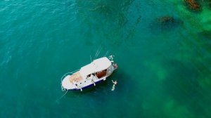Крым. Купание в море с катера на мысе Айя. Аэросъемка дроном