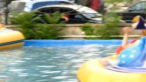 Вика покаталась на аттракционе электролодка Детское видео для детей  Аттракцион электро лодка