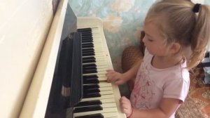 Девочка 4 года играет на фортепиано 🎹