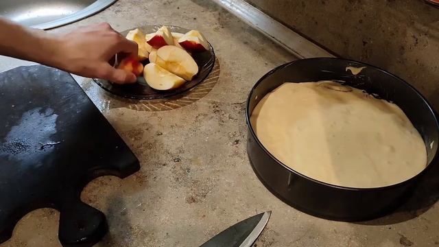 Шарлотка с яблоками — классический простой рецепт в духовке