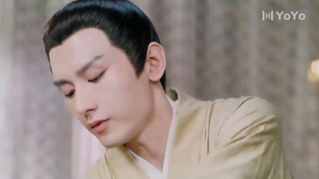 与君歌💕男主把手伸到女主衣服裡擦藥，女主被看光了，“別叫，這是療傷，你的身體也沒什麼可看的”💕Chinese Drama