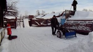 Мотоблоком Чистим снег За 4 минуты Не напрягаясь Скребок своими руками Снегоуборщик Дочка помогает