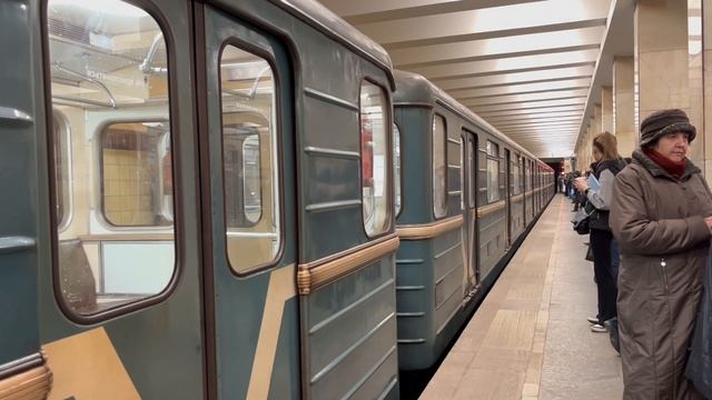 "Ты че снимаешь, больной?" 81-714.5, отправляется в депо, со станции Новые Черемушки. смотреть онлайн