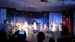 Новогодний танец детей