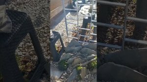 Чешская скалка во входной части сада.