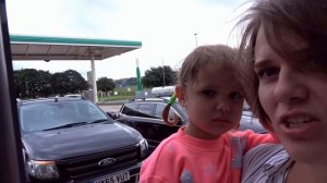 Катя и Макс играют с лизунами в машине