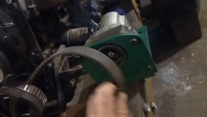 Установил гидронасос для гидроусилителя руля, переделал крепление рулевого кронштейна.