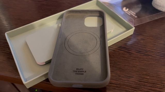 Распаковка чехла Commo для iPhone 15 в цвете Dark Gray и зарядного устройства Commo