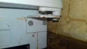 Снимаем дверь холодильной камеры холодильника Indesit ST 167.028