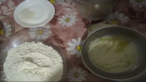 Самая вкусная пицца с ветчиной, оливками, огурчиком и сыром