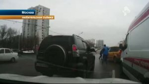В Москве водители наказали очень наглого таксиста, который не пропустил карету скорой помощи