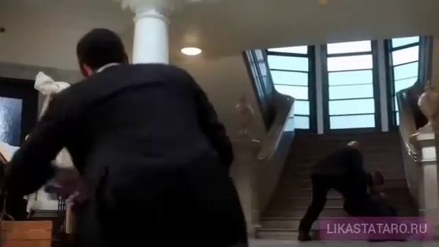 Люцифер защищает Хлою своими крыльями | Сериал Люцифер