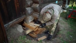 ДЕРЕВЕНСКАЯ ЖИЗНЬ МОЛОДОЙ СЕМЬИ НА УРАЛЕ _ РЕМОНТ СТАРОГО ДОМА И ЧЕРНИЧНЫЙ МЕДОВИК В РАЗРЕЗЕ