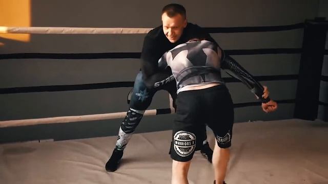 КОРНЕЙ ТАРАСОВ РАЗБИЛ НОС СВОЕМУ СОПЕРНИКУ / БОЙ