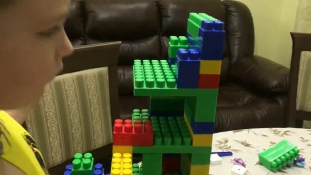 Строим большой дом для Hatchimals из конструктора LEGO смотреть онлайн