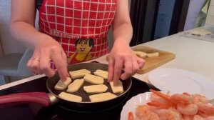 Салат с запечённой тыквой, креветками и сыром