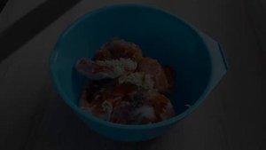 Куриные окорочка в кефире с чесноком
