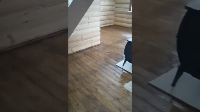 Внутренняя отделка первого этажа дома, срубленного "в чашу", внутри кругляк. #дом #деревянныйдом