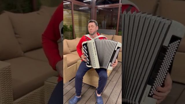 Фирдус Тямаев красиво поёт и играет на баяне