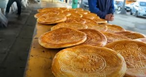 Как готовят знаменитые самаркандские лепешки/ Как это делается