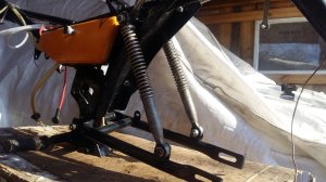 сборка и установка задних аммортизаторов на мокик Рига 24 Дельта